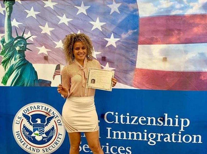 Actriz y bailarina cubana Daniela Darlin alcanza la ciudadanía estadounidense