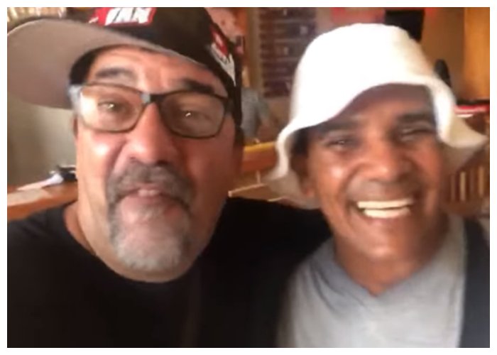 Otto Ortíz junto a Papito el Caramelero en su restaurante en La Habana