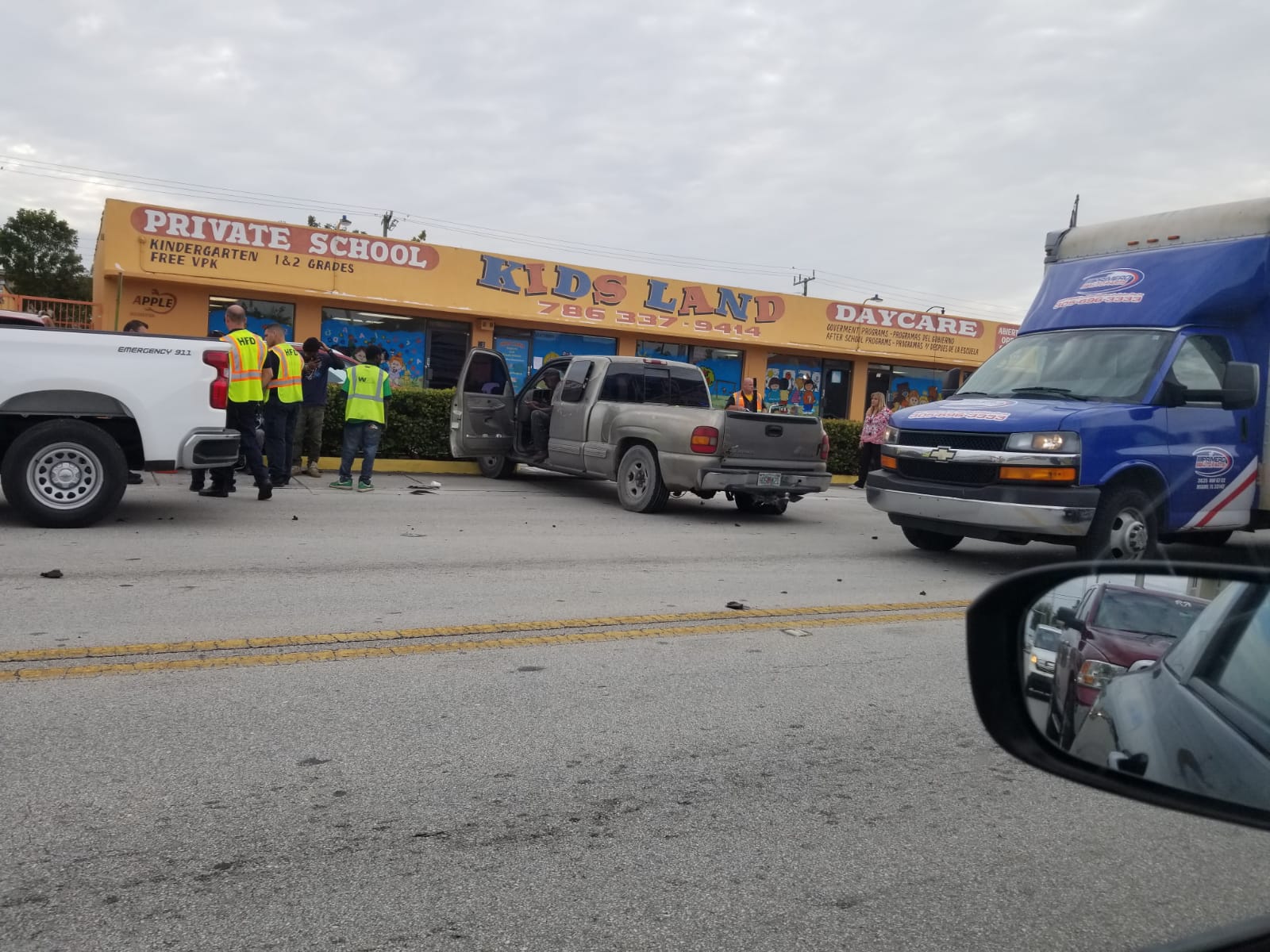 En Hialeah: Dos vehículos colisionan frente a una escuela de niños (ASERE NOTICIAS)