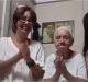 Abuelita cubana y su familia aplauden a los médicos que luchan contra el coronavirus