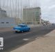 Auto pasa por delante de la embajada de EEUU en Cuba