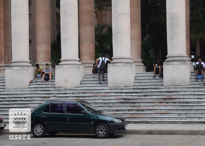 Estuadiantes sentados en la escalinata de la Facultad de Matemática de la Universidad de La Habana