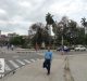 Personas caminan por la Habana Vieja