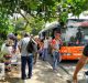 Cubanos hacen cola para el transporte público