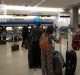 Primer grupo de estadounidenses llega a Miami tras estar varados en Cuba