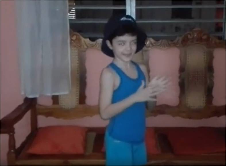 El emotivo mensaje de un niño cubano que aplaudió a los médicos de la Isla