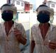 Anciano cubano inventa ‘dispositivo’ para tomar agua sin quitarse el nasobuco en la calle (FACEBOOK ALAIN PAPARAZZI TV)