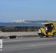 Coco Taxi por el Malecón de La Habana, en Cuba