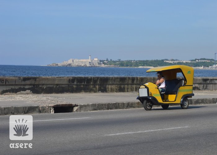 Coco Taxi por el Malecón de La Habana, en Cuba