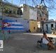 Parque en La Habana con mural de la bandera de Cuba