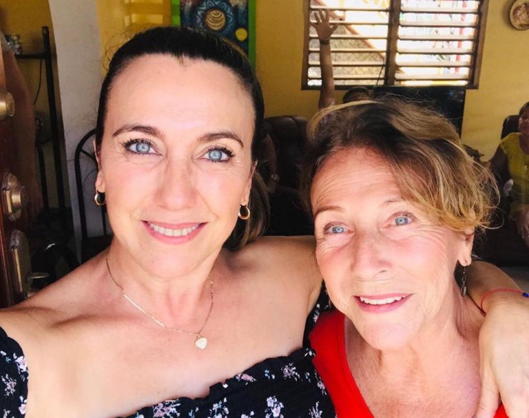 ¿Por qué Tahimi Alvariño está felicitando a su madre, Coralita Veloz?
