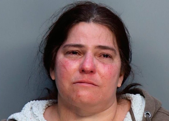 Madre de origen cubano fue arrestada en Florida por encerrar a su hijo en una jaula de perros