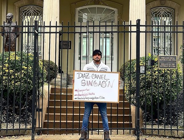 Aldo “El Aldeano” exige la libertad de los presos políticos frente a la embajada de Cuba en EEUU