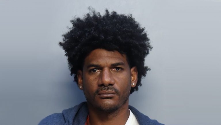 Arrestan a un cubano en Miami por atacar a su compañera de cuarto con un tubo de metal