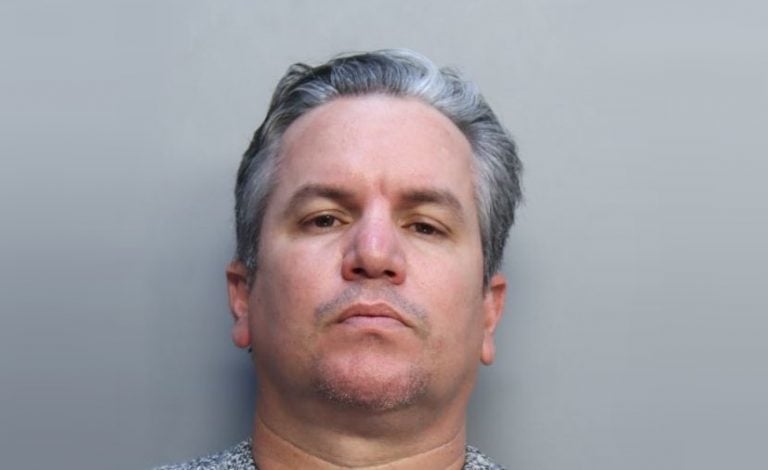 Cubano arrestado por robar a mano armada 25.000 dólares de una tienda en Miami-Dade