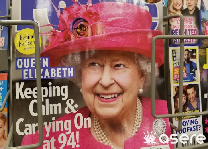 Palacio de Buckingham confirma que la reina Isabel II dio positivo a COVID-19. (Foto de una revista con la cara de la reina Isabel II: Asere Noticias)