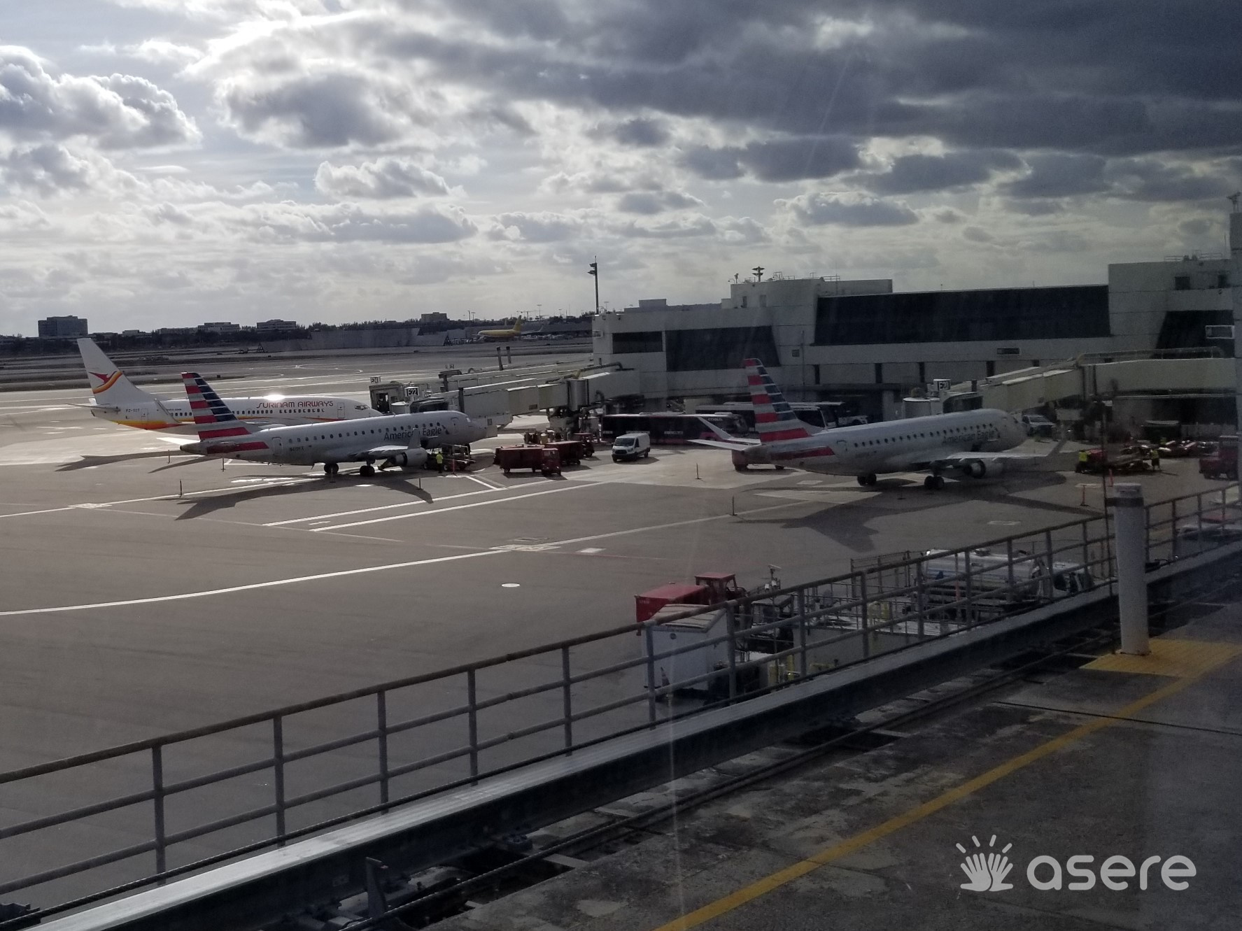 Pelean cubanos por cancelación de vuelo en aeropuerto Miami