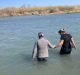 Graban a cubana mientras arriesga su vida al cruzar el Río Bravo