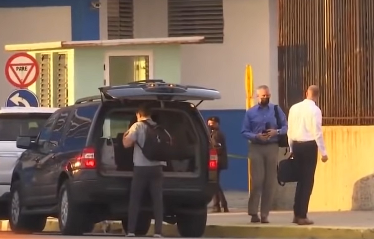 Llegan los primeros diplomáticos a la Embajada de EEUU en Cuba para reanudar servicios consulares. (Captura de video: AmericaTeVeCanal41-YouTube)