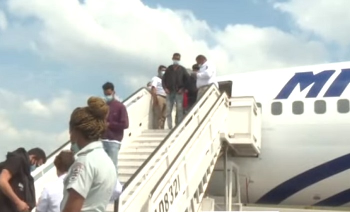 México regresa a casi 50 migrantes cubanos a la Isla Canal Caribe-YouTube)