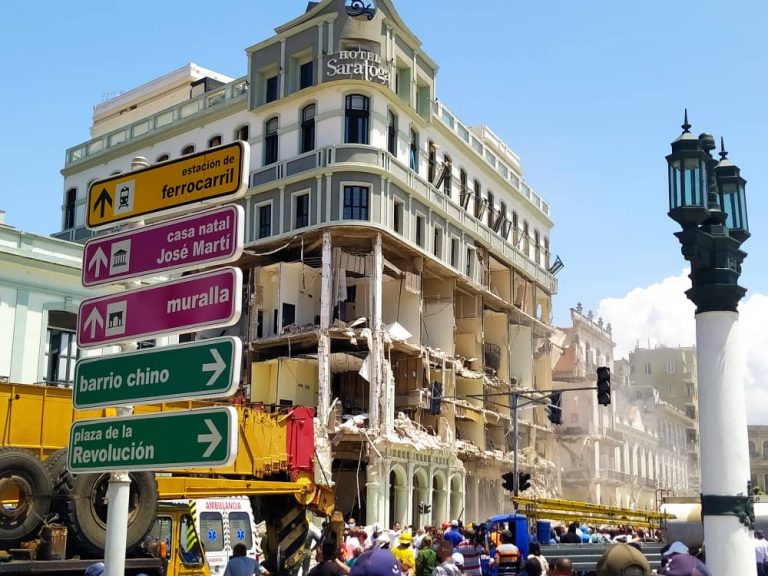 La Habana: se derrumba fachada de un edificio cercano al hotel Saratoga
