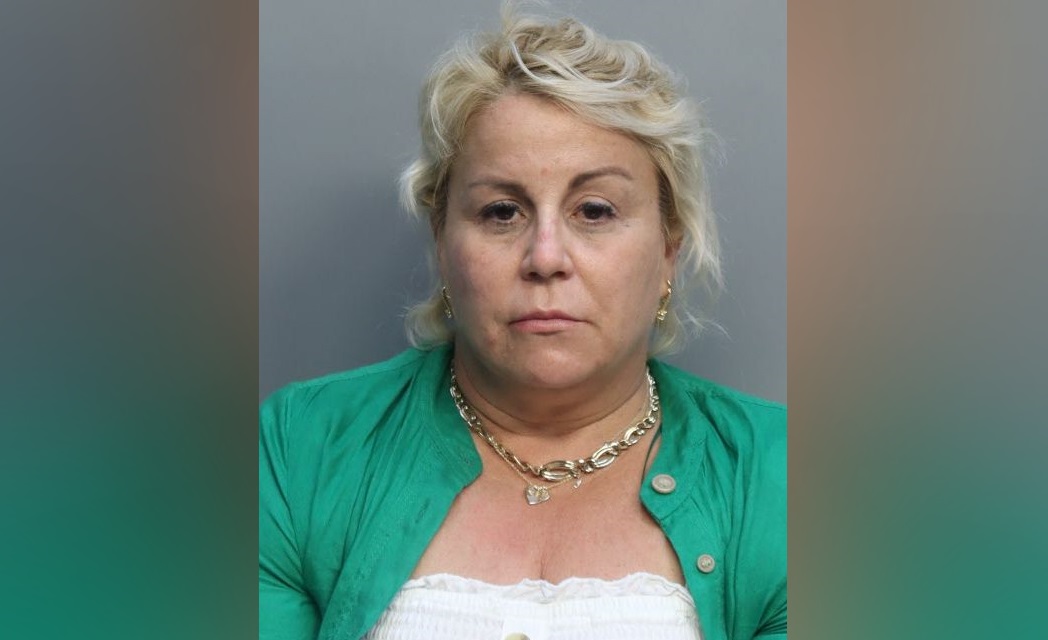 Cubana en Miami arrestada tras hacerse pasar por mujer fallecida para cambiar un cheque