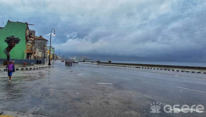 Las calles de La Habana amanecen inundadas tras fuertes lluvias. (Foto: Asere Noticias)