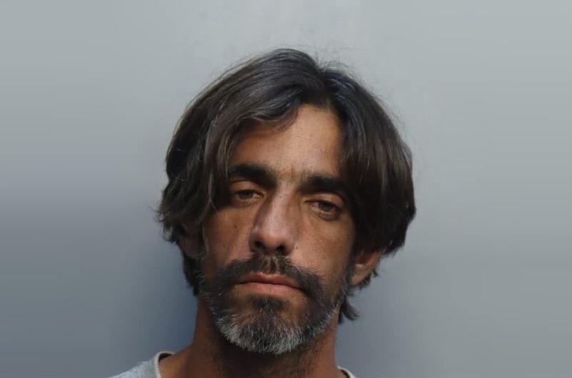 Cubano en Hialeah arrestado por atacar brutalmente a una persona con un cuchillo
