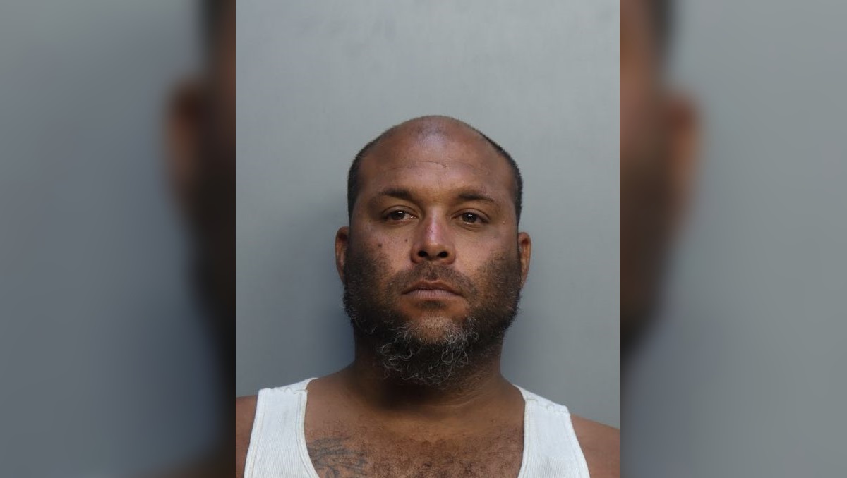 Cubano arrestado en Florida por usar un arma de fuego para robarle 2.000 dólares a su padre