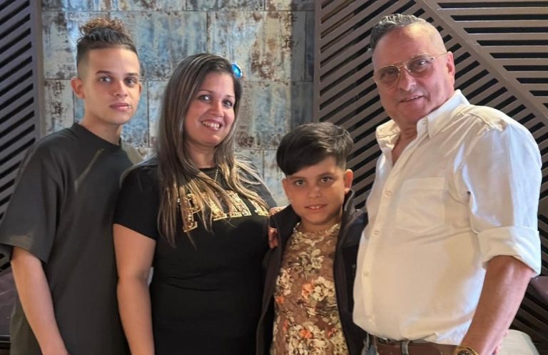 La familia del humorista cubano Geonel Martín ‘Gustavito’ llegó a EEUU