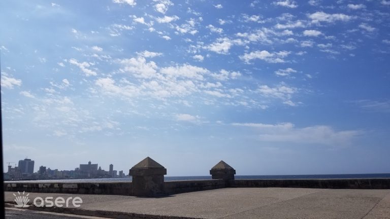 Mujer de la tercera edad cae al mar desde el Malecón de La Habana