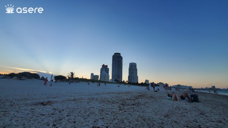 Miami Beach aprueba programa piloto para regular venta de alcohol en sus playas