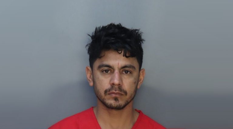 Hombre arrestado por asesinar a su esposa durante una discusión en Miami-Dade