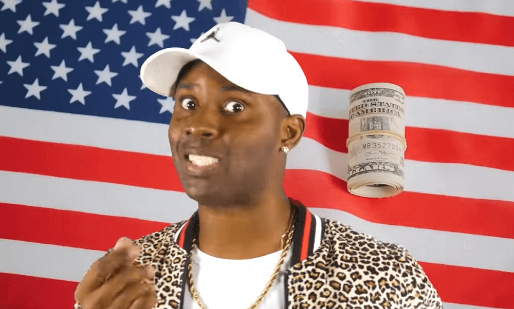 El nuevo programa migratorio de Estados Unidos ha tomado las redes sociales, en especial en Cuba, donde gran parte de la población sueña con escapar hacia el país norteamericano. La nueva legislación ofrece a una visa humanitaria (parole) a los cubanos que logren conseguir un patrocinador que se haga responsable por su estancia en territorio estadounidense, lo que por un lado brinda esperanza, y por otro dificulta la posibilidad de una llegada legal. En medio de esta situación, el reguetonero cubano Luis Alberto Vicet, mejor conocido como ‘La Crema’, estrenó este lunes una divertida parodia musical que aborda el tema. La Crema tomó el ritmo del famoso tema “El gato volador”, un hit muy exitoso a inicios de la década de los 00’s, y adaptó la letra para tratar sobre la búsqueda de ese patrocinador que le permita a uno la salida de la Isla. “Ahora tú si puedes ir a EEUU para que salgas de Cuba porque esto está jodío. Salió una nueva ley, hablaron de parole y lo único que falta es un patrocinador, un patrocinador”, canta el coro pegajoso, con el ritmo del tema original. “Un patrocinador, un patrocinador es lo que necesito para que me den el parole, para poder vivir mejor y poder salir de esta película de terror”, agrega el estribillo. “El Gato Volador” es un tema de música electrónica creado por el artista panameño El Chombo, que se convirtió en un éxito viral en internet a principios de la década de 2000, incluso antes de la existencia de las redes sociales. Su graciosa letra y ritmo pegadizo llevó a la canción a ser conocida en todo el continente, y llevó a que fuera referenciada en series y películas, que fuera utilizada en varios videos de YouTube, como fondo musical de videojuegos y hasta en parodias. Si bien Cuba siempre ha tenido altos índices de emigración, la mayoría buscando llegar a EEUU, la pésima situación económica de los últimos años, aunada a la crisis sanitaria por la pandemia de COVID-19, ha empeorado la situación.  La Crema. (Captura de pantalla)