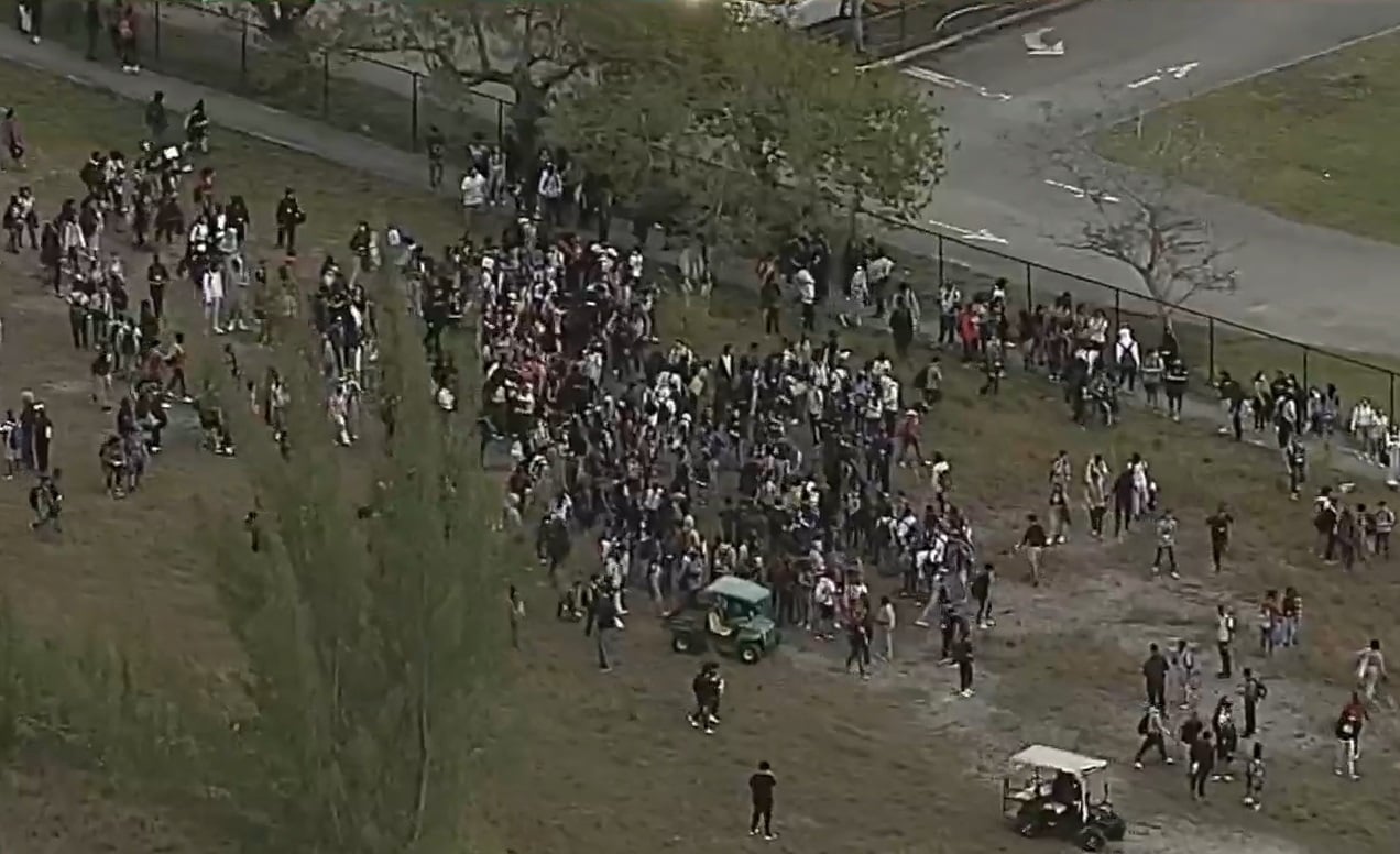 Evacúan a cientos de estudiantes tras amenaza de bomba en escuela de Florida
