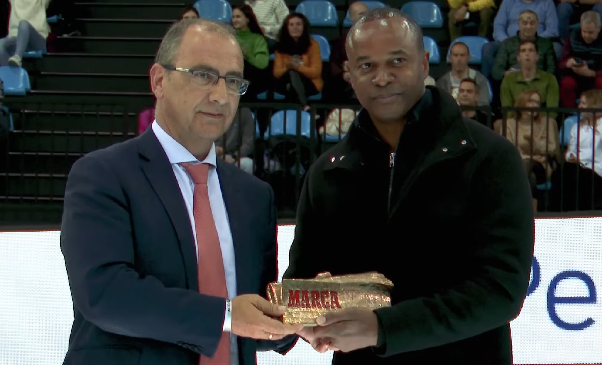 El entrenador cubano de salto Iván Pedroso recibió el premio Marca Leyenda en España