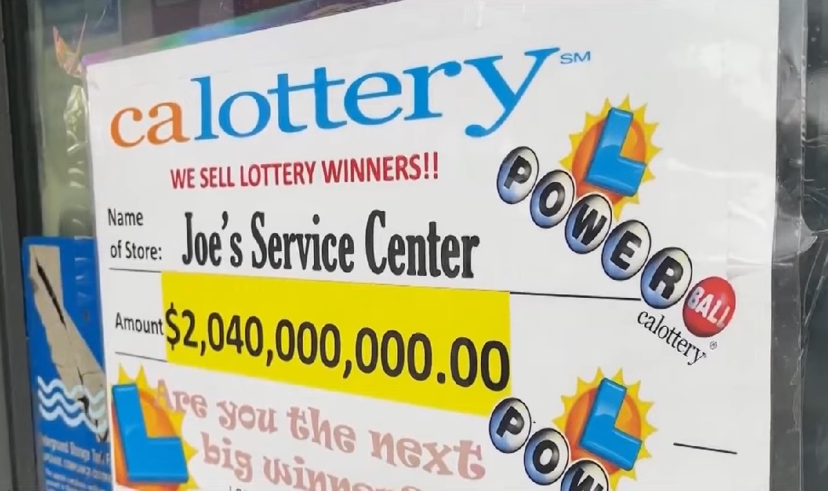 Ganador de 2.000 millones de dólares en el Powerball es acusado de robar el boleto premiado