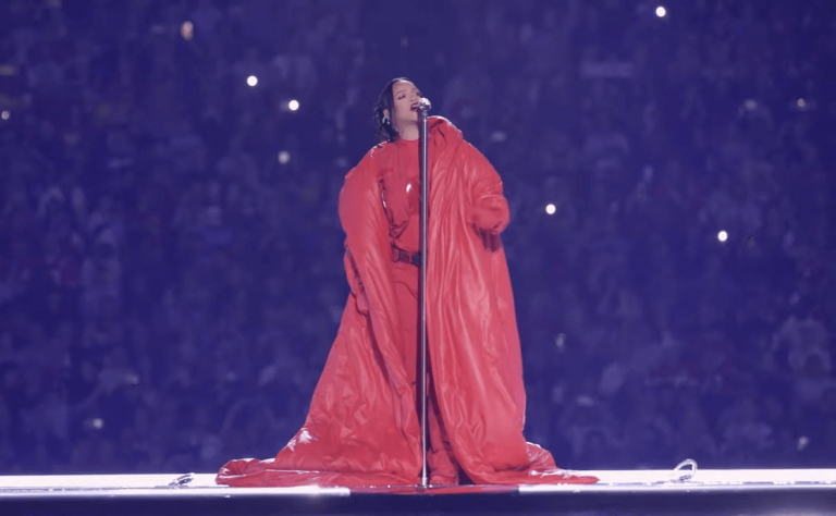 Hijo de Rihanna aparece con costoso collar y causa polémica en redes