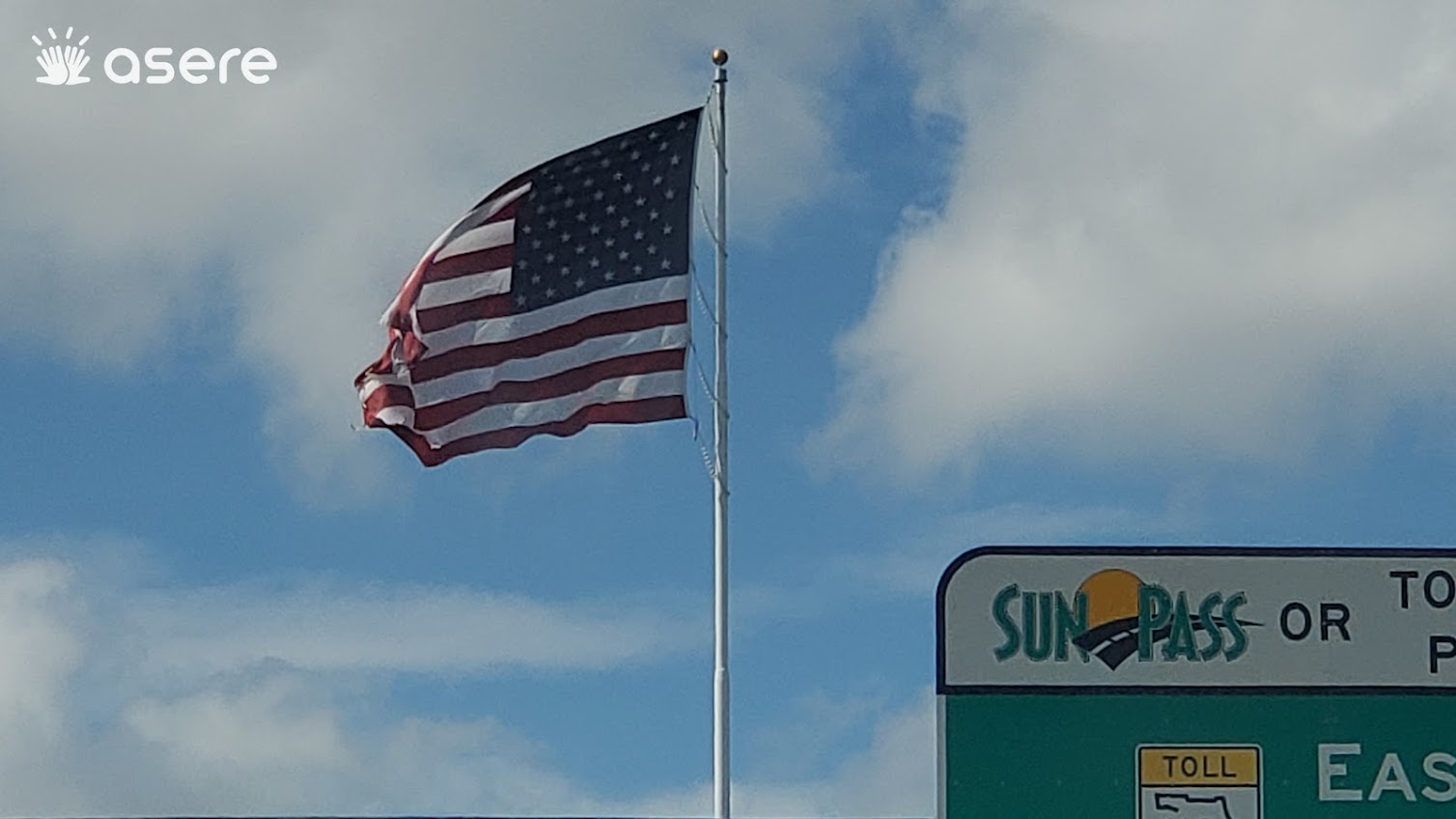 Bandera estadounidense en el aire.