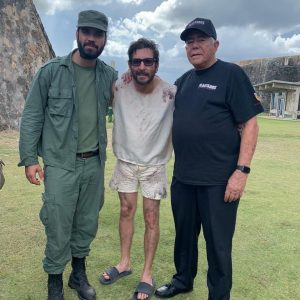 Los actores Frank Egusquiza (izquierda) y Ricardo Becerra (centro), y el exprisionero político Ángel de Fana (derecha). (Foto: Ricardo Becerra)