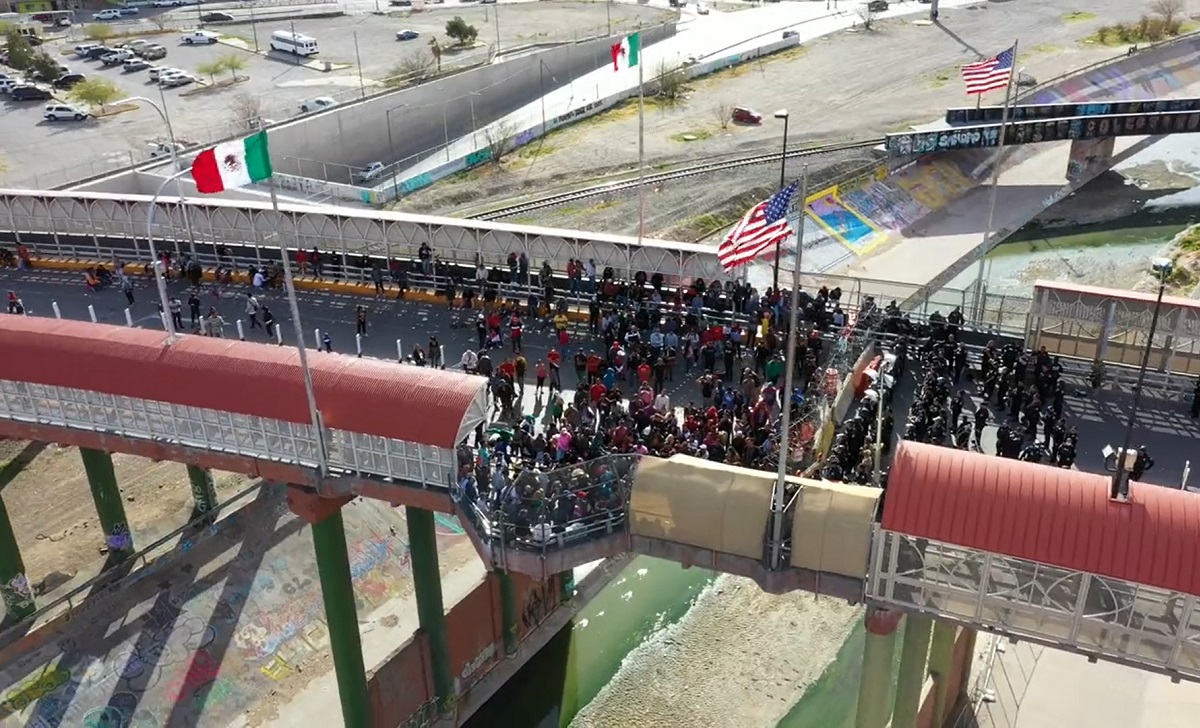 Cientos de migrantes intentan atravesar a la fuerza un puente fronterizo entre México y EEUU