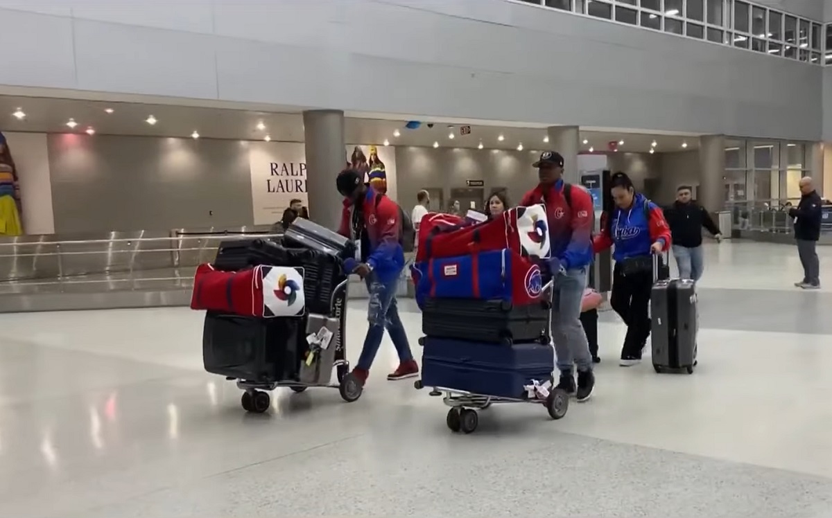 Llega el equipo de Cuba a Miami para participar en el Clásico Mundial de Béisbol