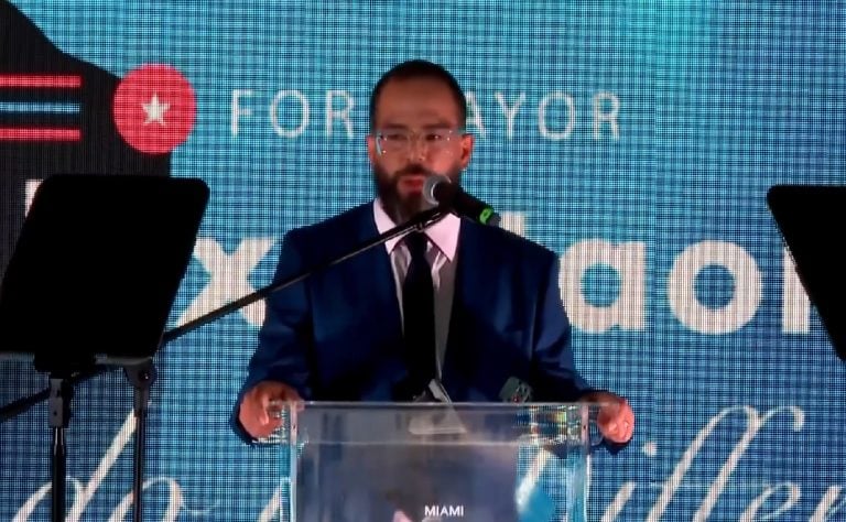 Alex Otaola presenta su nuevo documental ‘Influencer’: aquí está el tráiler