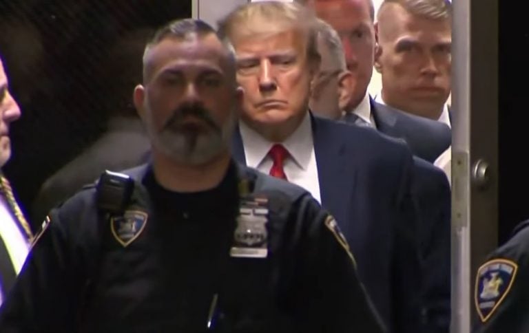 Defensa legal de Trump pide posponer juicio por caso de los documentos clasificados