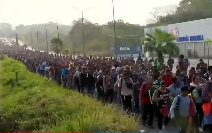 Caravana migrante se mueve por México hacia los Estados Unidos