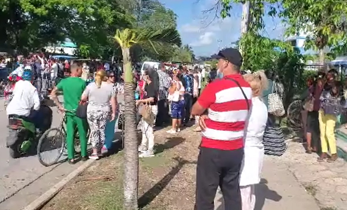 Evacúan hospital en Camagüey tras el desprendimiento de un piso. (Captura de pantalla: Osvaldo Jerez Moreira-Facebook)