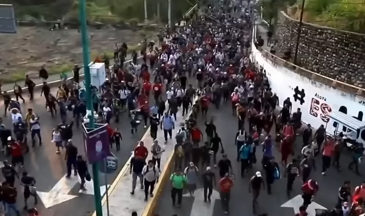 México permite libre tránsito a caravana migrante que se abre paso por el país. (Captura de pantalla: Noticias Telemundo-YouTube)