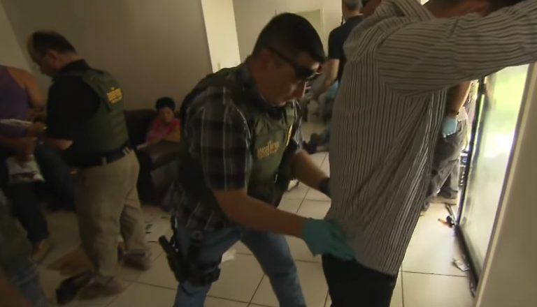 Texas ofrece 5.000 dólares de recompensa por denunciar migrantes ilegales en el estado