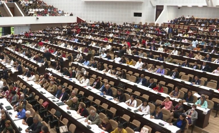 Aprueba ley que restringe la independencia de los abogados en Cuba