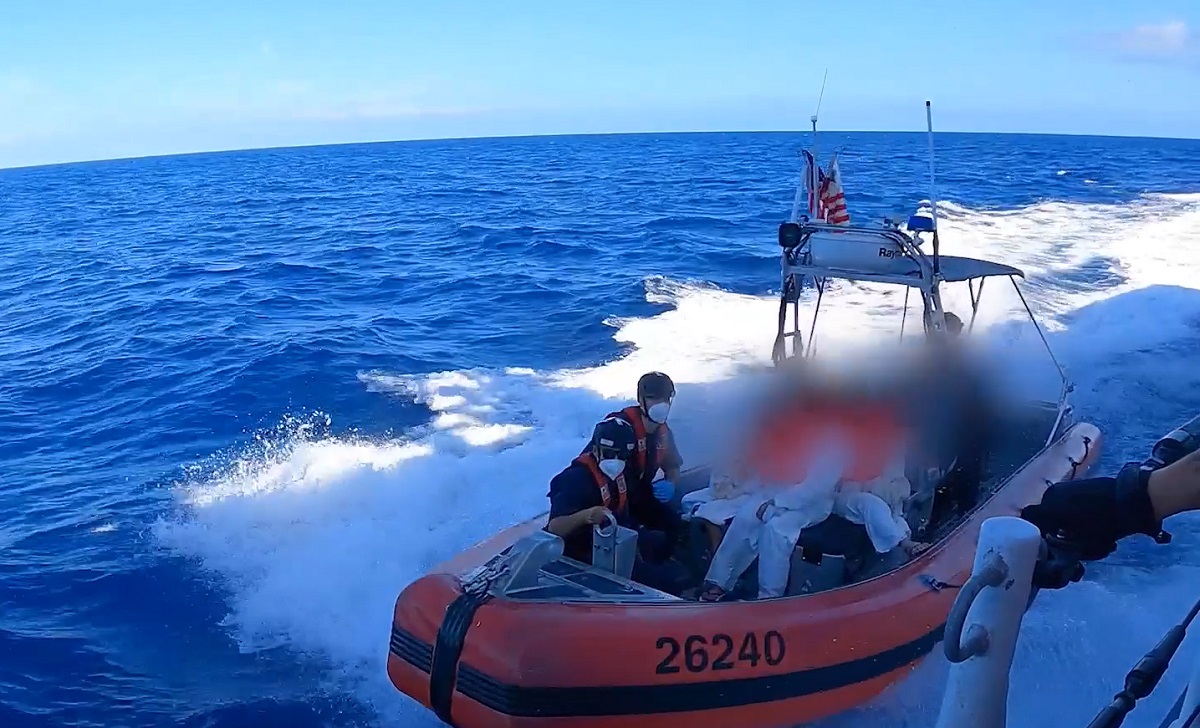 Cubanos detenidos en el mar, (Captura de pantalla: Petty Officer 3rd Class Jose Hernandez-U.S. Coast Guard District 7)